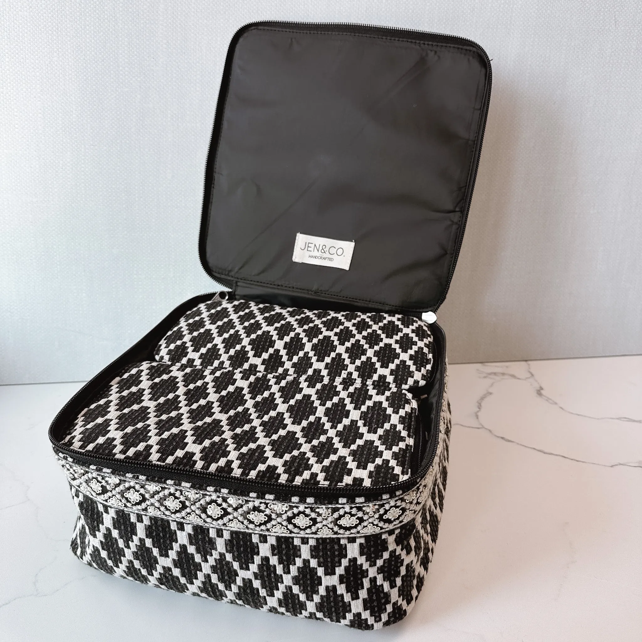 Jen & Co - Neve Cosmetic Case, Black & Ivory